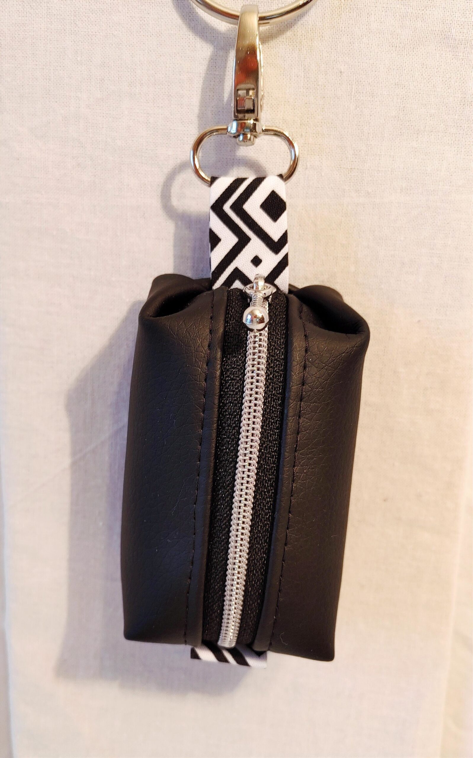 Hundekotbeutelspender Diva, schwarz, Band geometrisch