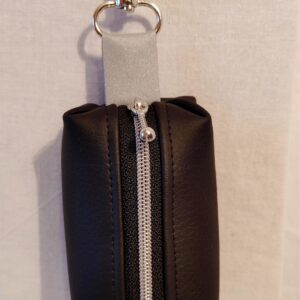 Hundekotbeutelspender Diva, schwarz mit Reflektorband